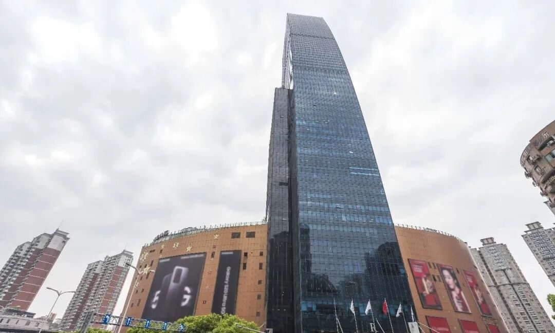 上海龙之梦中心写字楼外观，深蓝玻璃幕墙超高层